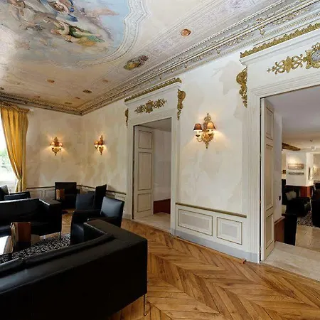 Chateau De Pizay Отель Бельвиль-сюр-Саон